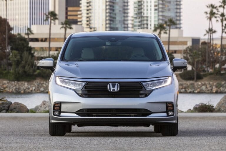 Living the Minivan Life in the 2021 Honda Odyssey | Drive Mode